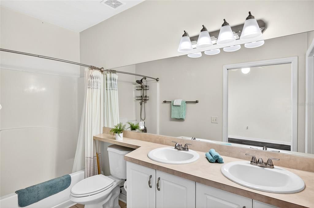 待售: $205,000 (2 贝兹, 2 浴室, 1465 平方英尺)