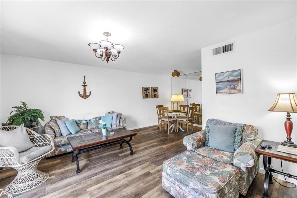 На продажу: $219,000 (1 спален, 1 ванн, 787 Квадратных фут)