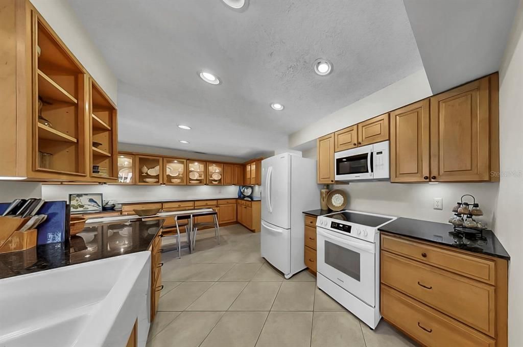 Active With Contract: $540,000 (3 beds, 2 baths, 1585 Square Feet)