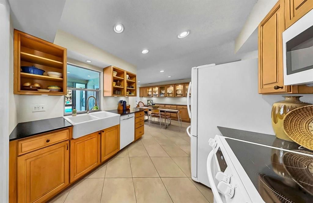 Active With Contract: $540,000 (3 beds, 2 baths, 1585 Square Feet)