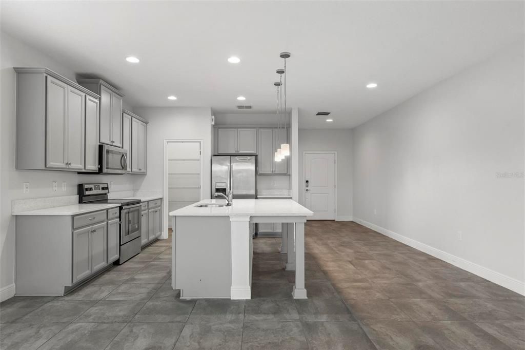 En Venta: $395,000 (4 camas, 2 baños, 1859 Pies cuadrados)