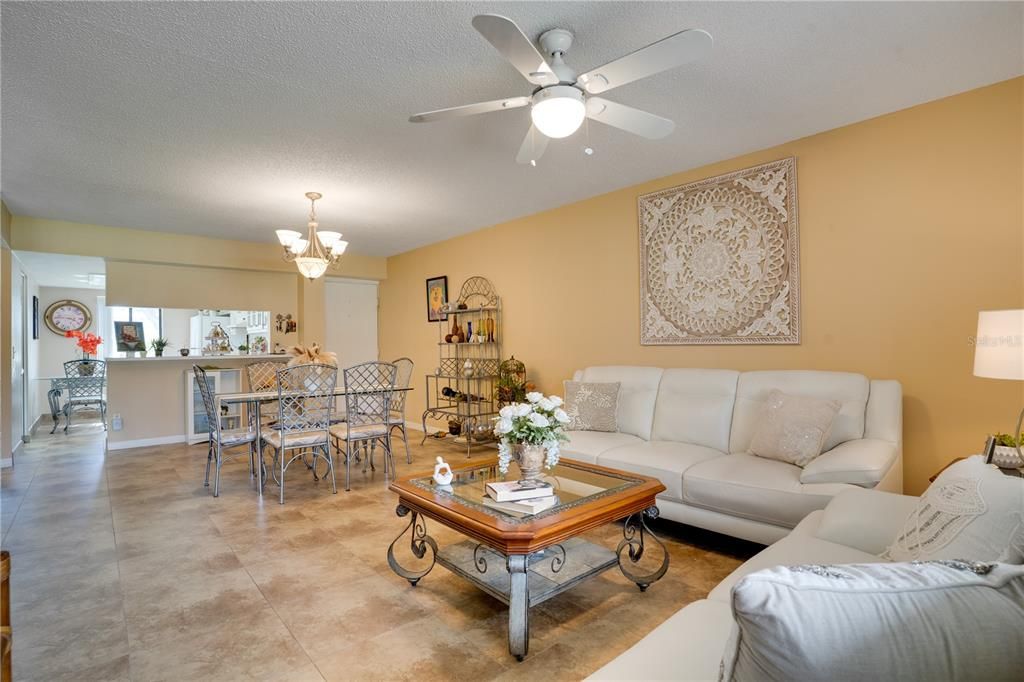 待售: $249,000 (2 贝兹, 2 浴室, 1054 平方英尺)