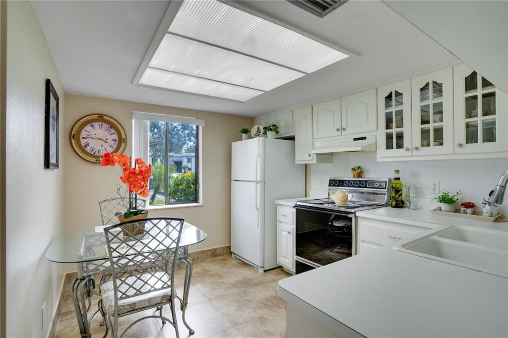 待售: $249,000 (2 贝兹, 2 浴室, 1054 平方英尺)