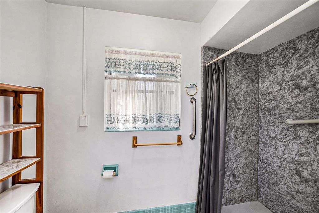 合同活跃: $375,000 (2 贝兹, 2 浴室, 1221 平方英尺)