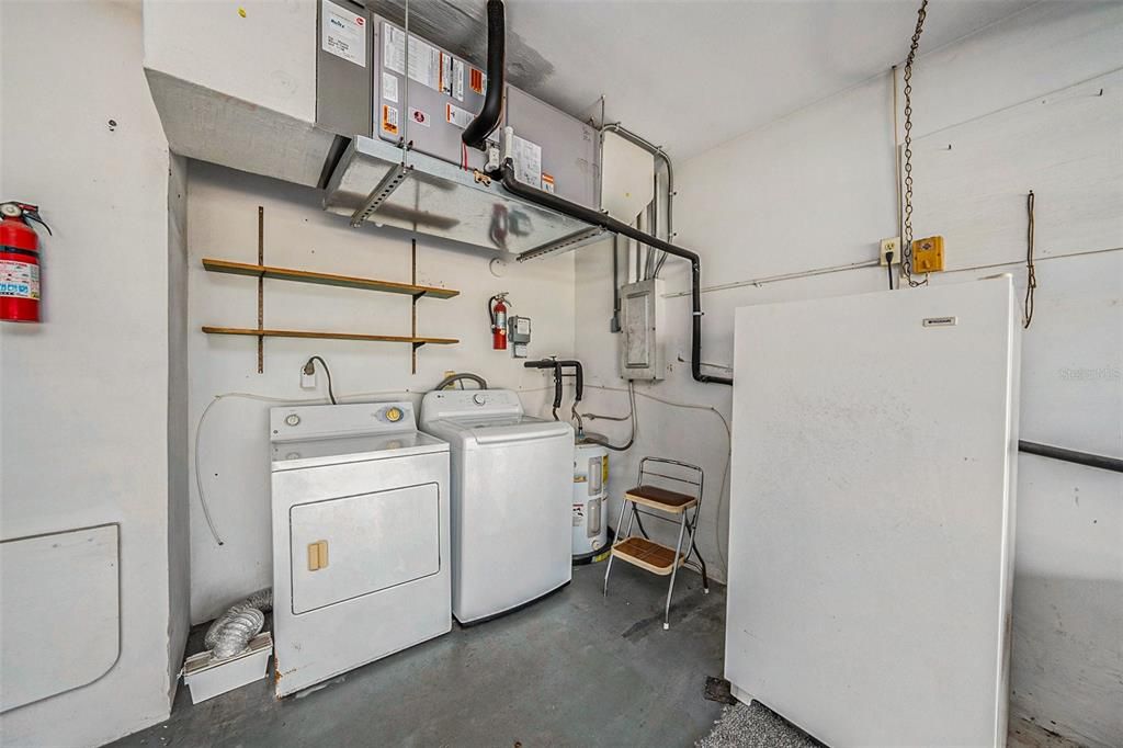 合同活跃: $375,000 (2 贝兹, 2 浴室, 1221 平方英尺)