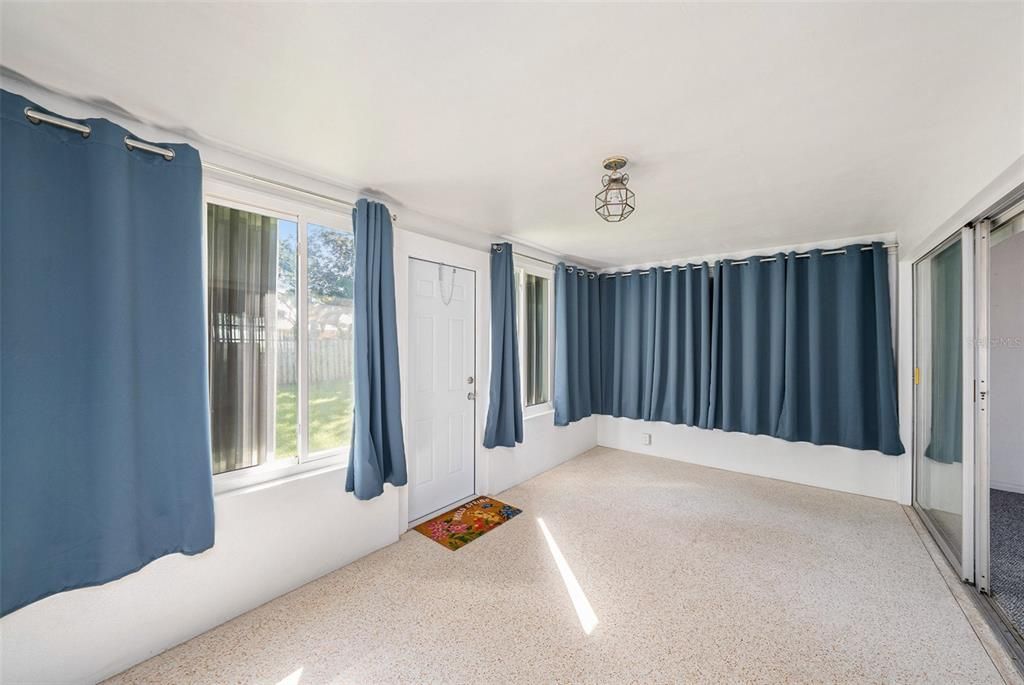 合同活跃: $375,000 (2 贝兹, 2 浴室, 1221 平方英尺)