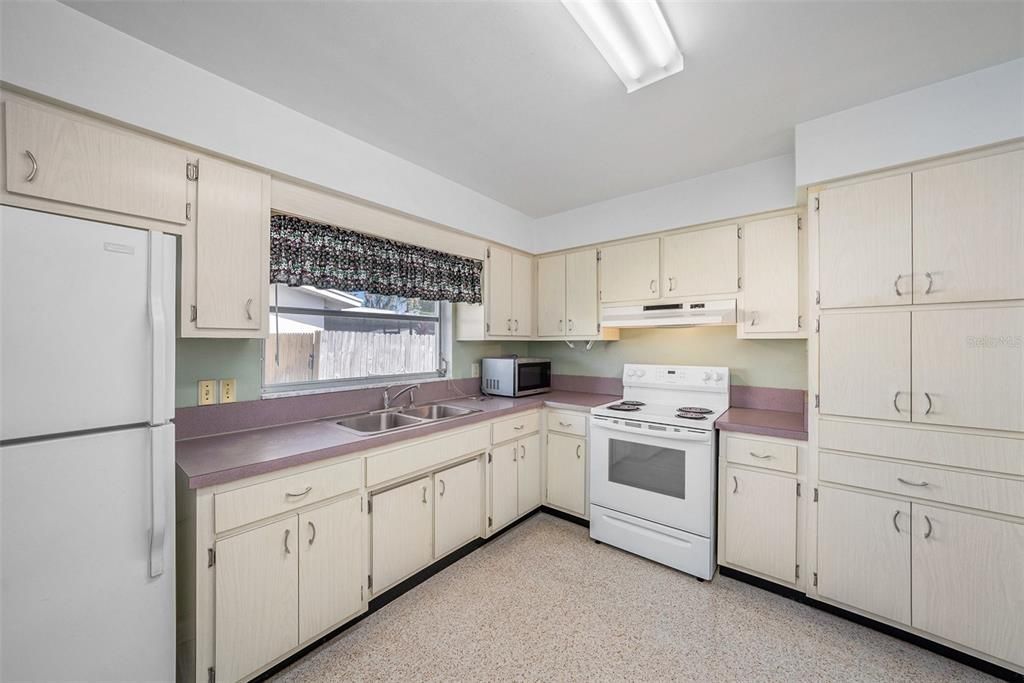 合同活跃: $375,000 (2 贝兹, 2 浴室, 1221 平方英尺)