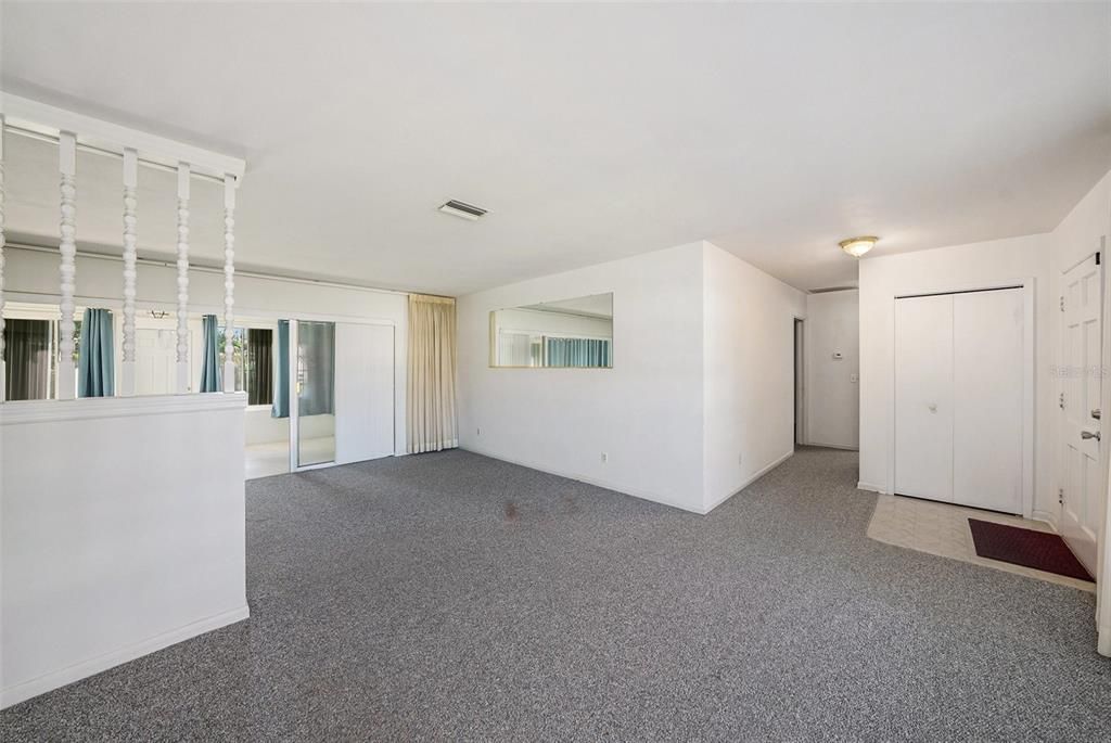 合同活跃: $375,000 (2 贝兹, 2 浴室, 1221 平方英尺)