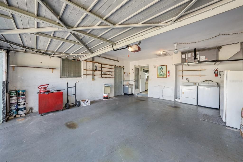 合同活跃: $375,000 (2 贝兹, 2 浴室, 1221 平方英尺)