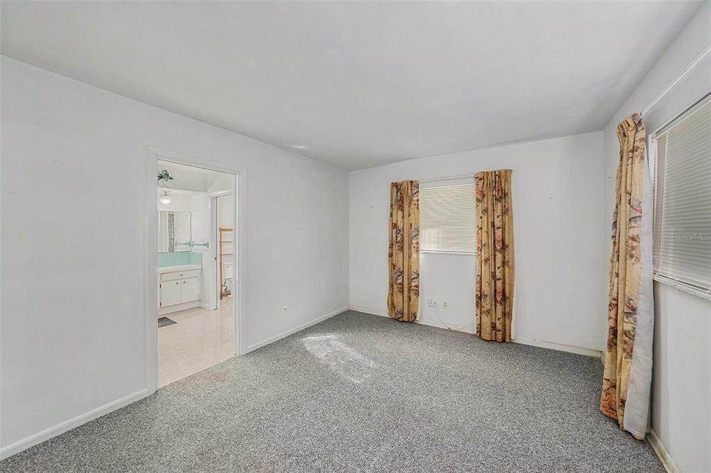 合同活跃: $375,000 (2 贝兹, 2 浴室, 1221 平方英尺)