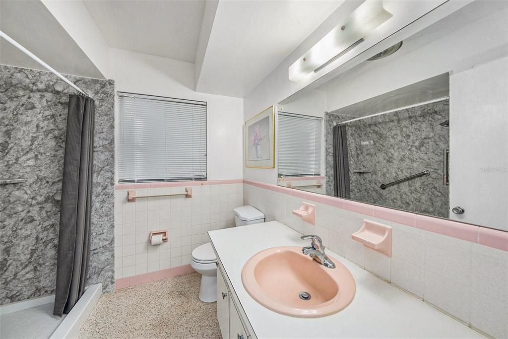 合同活跃: $375,000 (2 贝兹, 2 浴室, 1221 平方英尺)