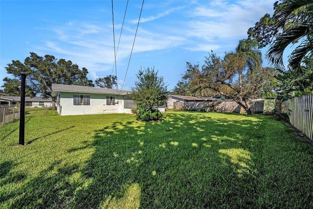 合同活跃: $375,000 (2 贝兹, 2 浴室, 1221 平方英尺)