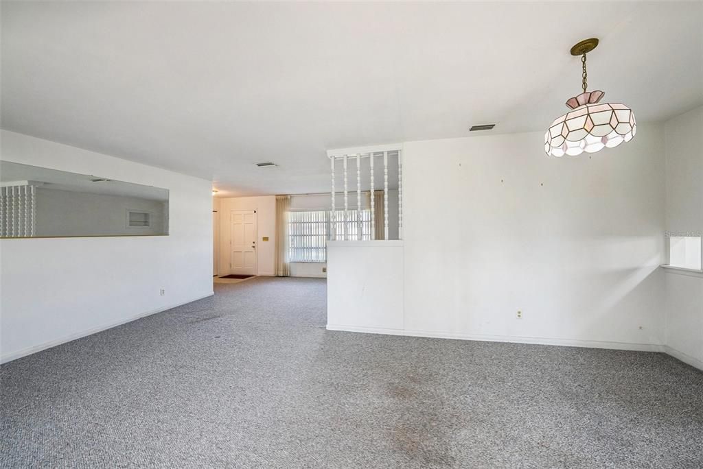 合同活跃: $375,000 (2 贝兹, 2 浴室, 1221 平方英尺)