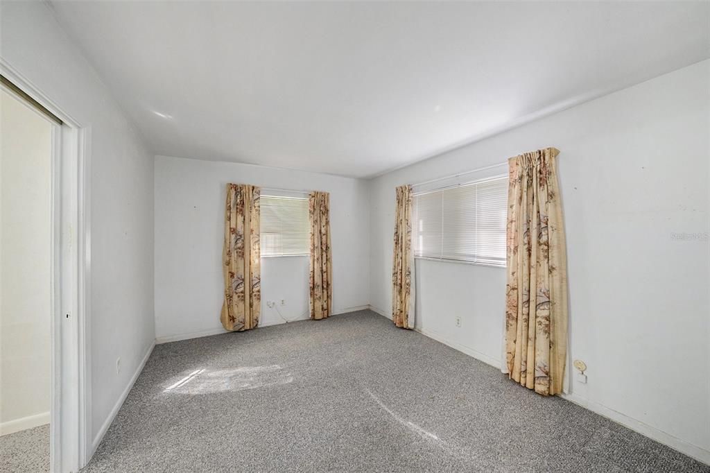 合同活跃: $375,000 (2 贝兹, 2 浴室, 1221 平方英尺)