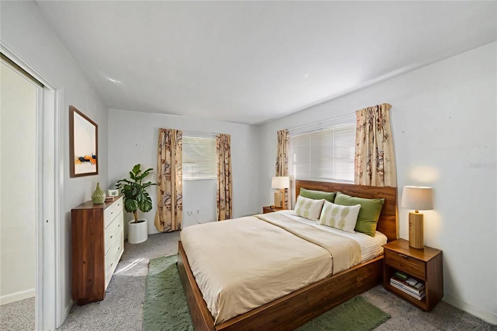 合同活跃: $375,000 (2 贝兹, 2 浴室, 1221 平方英尺)