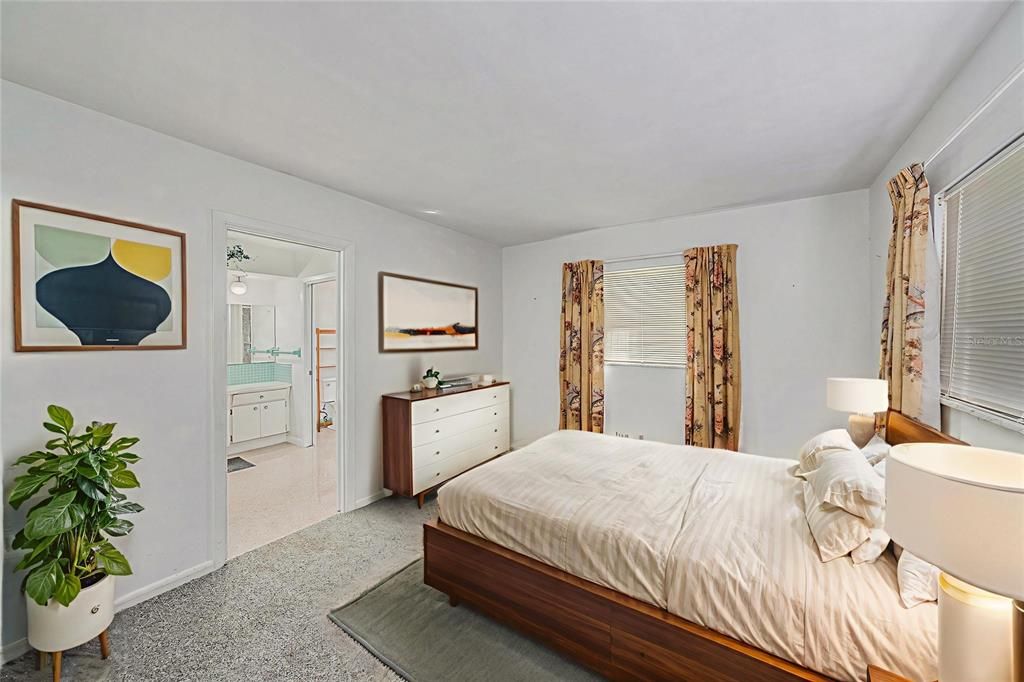 合同活跃: $375,000 (2 贝兹, 2 浴室, 1221 平方英尺)