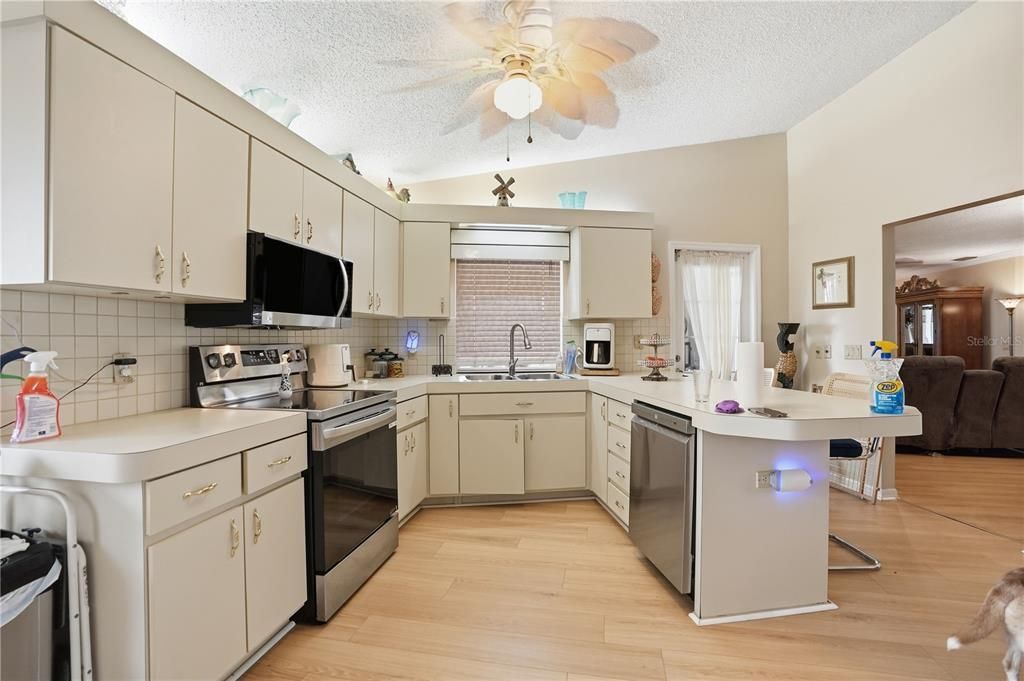 For Sale: $376,000 (3 beds, 3 baths, 1995 Square Feet)