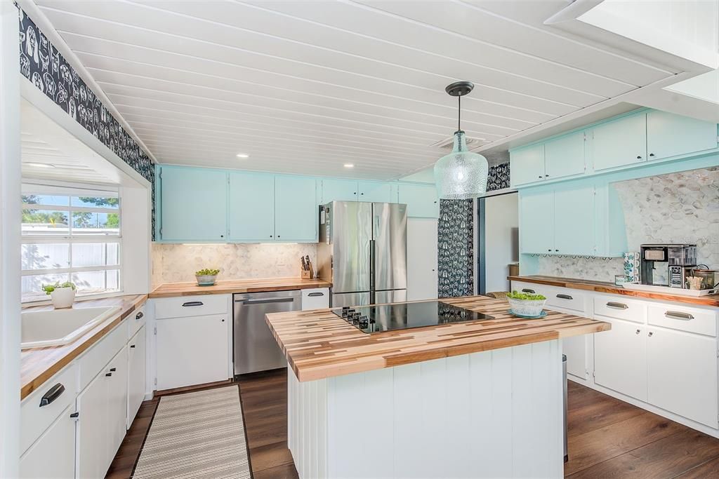 合同活跃: $450,000 (2 贝兹, 3 浴室, 1171 平方英尺)