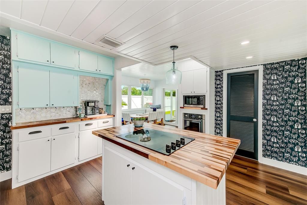 合同活跃: $450,000 (2 贝兹, 3 浴室, 1171 平方英尺)