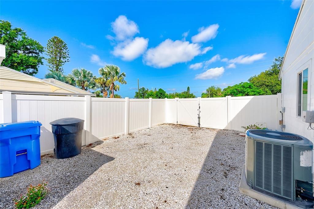 合同活跃: $450,000 (2 贝兹, 3 浴室, 1171 平方英尺)