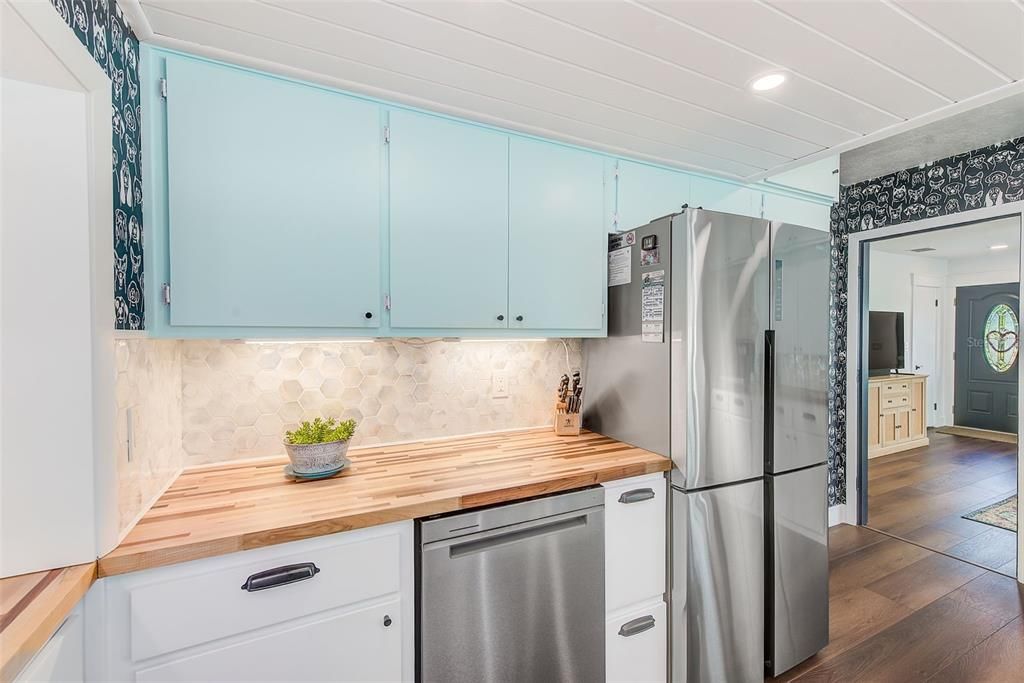 合同活跃: $450,000 (2 贝兹, 3 浴室, 1171 平方英尺)