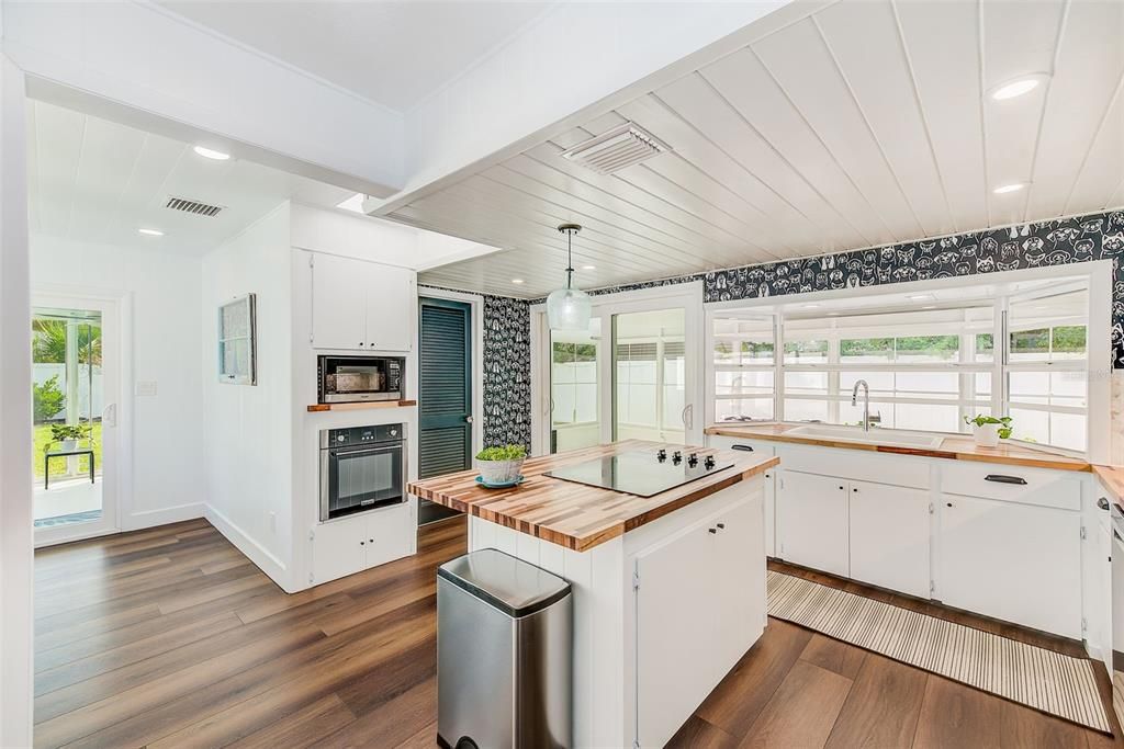 合同活跃: $450,000 (2 贝兹, 3 浴室, 1171 平方英尺)