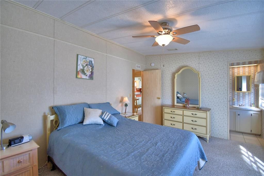 For Sale: $117,000 (2 beds, 2 baths, 1256 Square Feet)