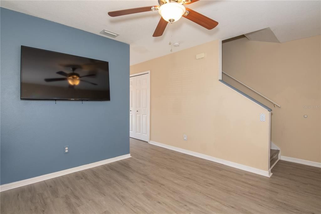 For Sale: $229,900 (2 beds, 1 baths, 960 Square Feet)
