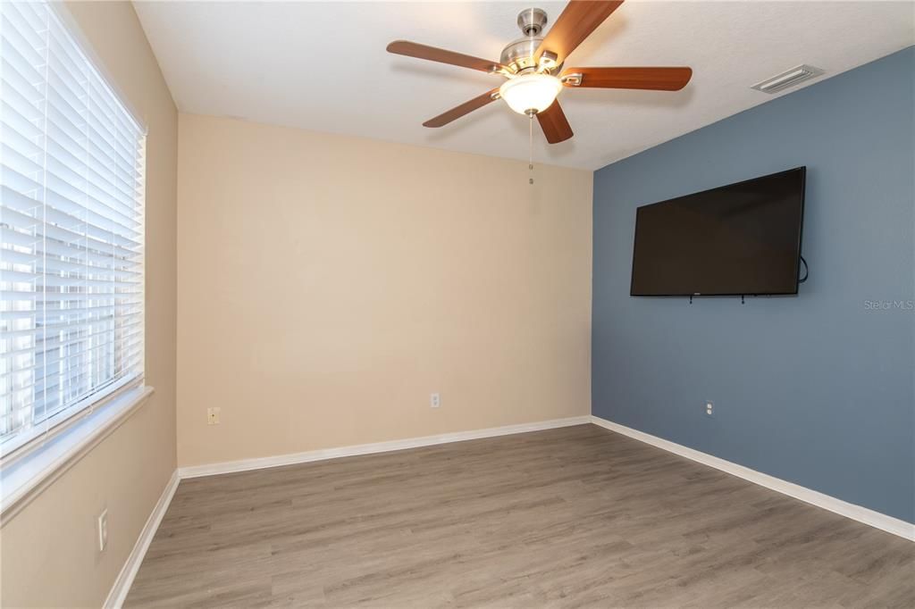 For Sale: $229,900 (2 beds, 1 baths, 960 Square Feet)