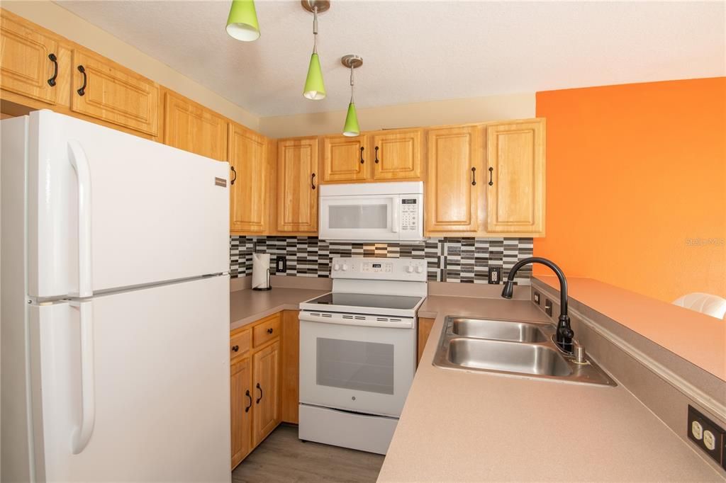 For Sale: $229,900 (2 beds, 1 baths, 960 Square Feet)