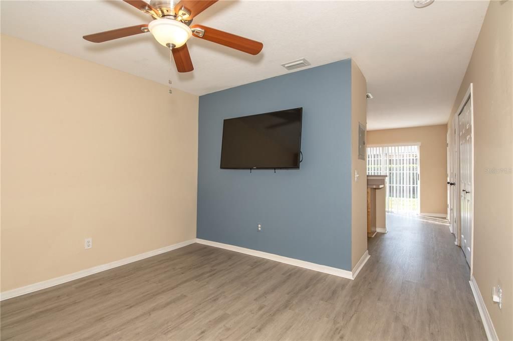 For Sale: $229,900 (2 beds, 1 baths, 960 Square Feet)