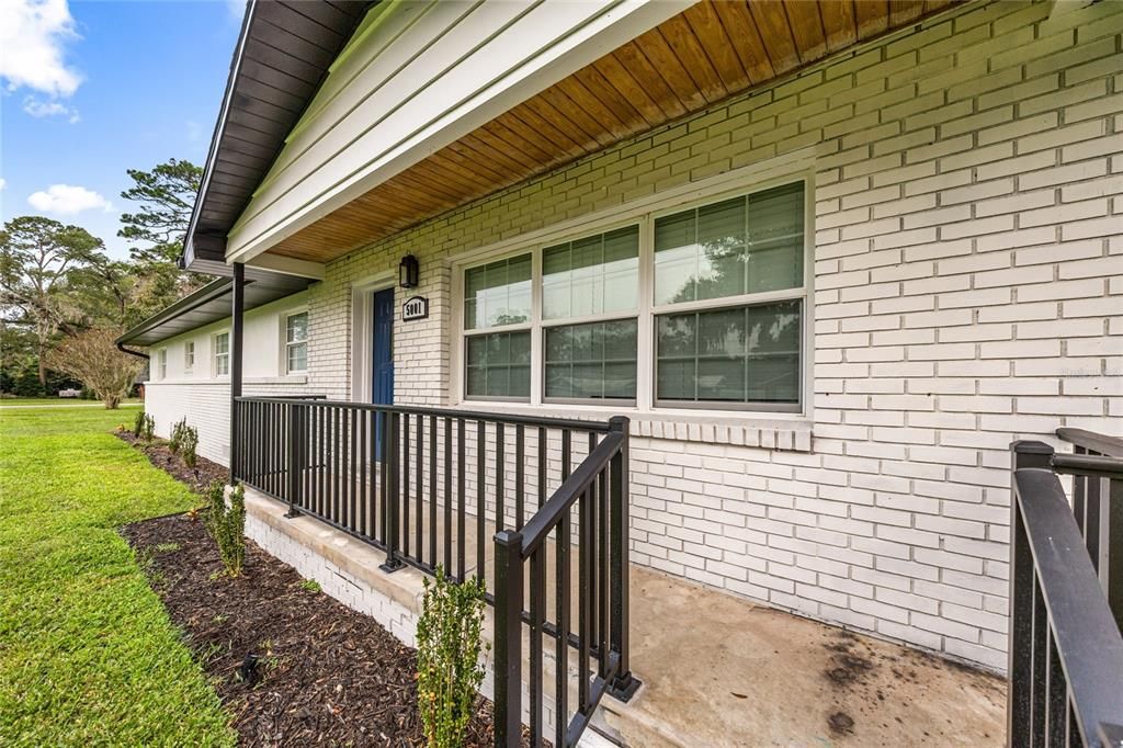 合同活跃: $370,000 (4 贝兹, 2 浴室, 2035 平方英尺)