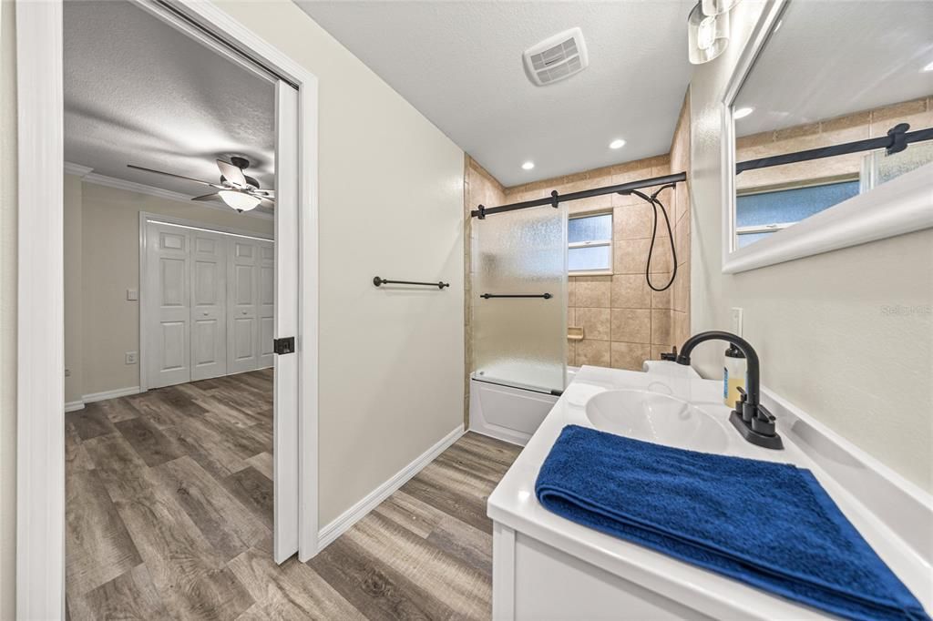 合同活跃: $370,000 (4 贝兹, 2 浴室, 2035 平方英尺)