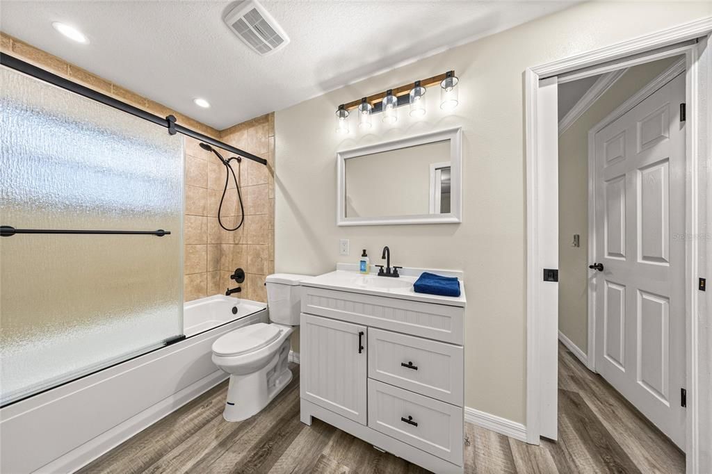 合同活跃: $370,000 (4 贝兹, 2 浴室, 2035 平方英尺)