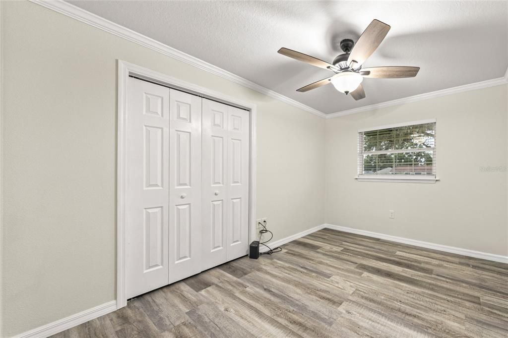 合同活跃: $370,000 (4 贝兹, 2 浴室, 2035 平方英尺)