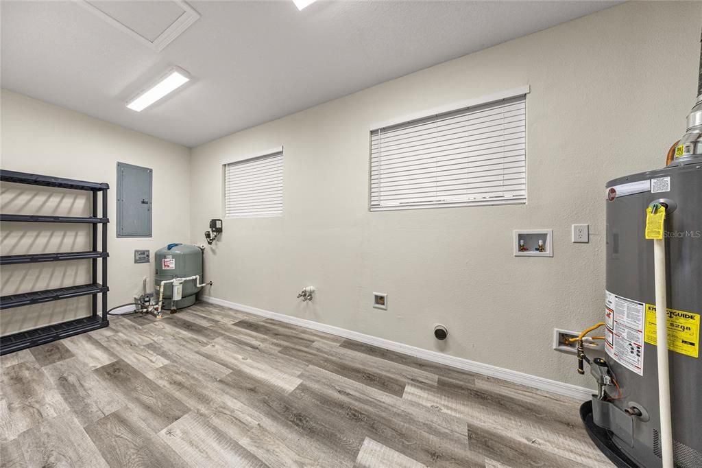 合同活跃: $370,000 (4 贝兹, 2 浴室, 2035 平方英尺)