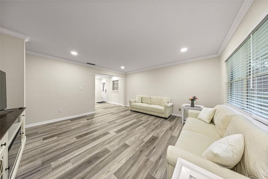 合同活跃: $370,000 (4 贝兹, 2 浴室, 2035 平方英尺)