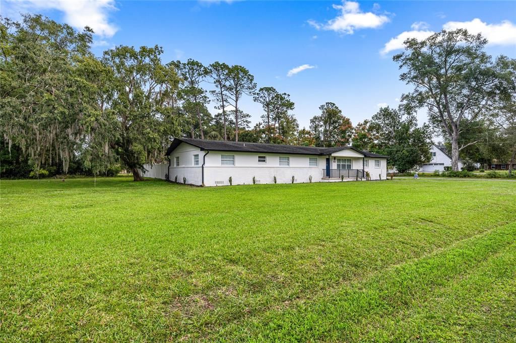 合同活跃: $370,000 (4 贝兹, 2 浴室, 2035 平方英尺)