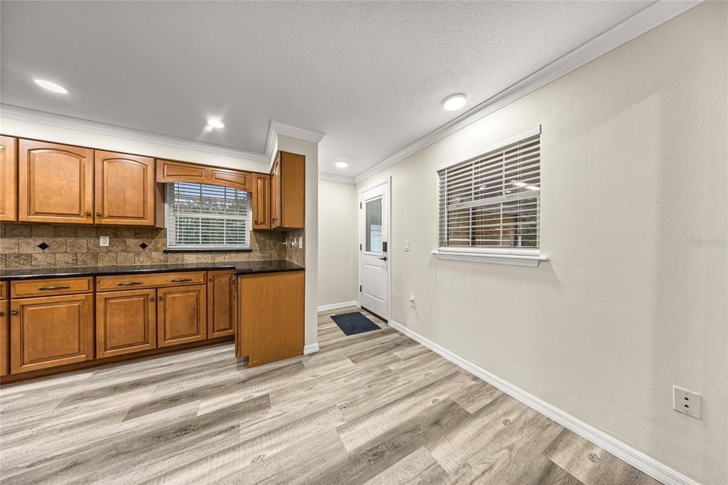 合同活跃: $370,000 (4 贝兹, 2 浴室, 2035 平方英尺)