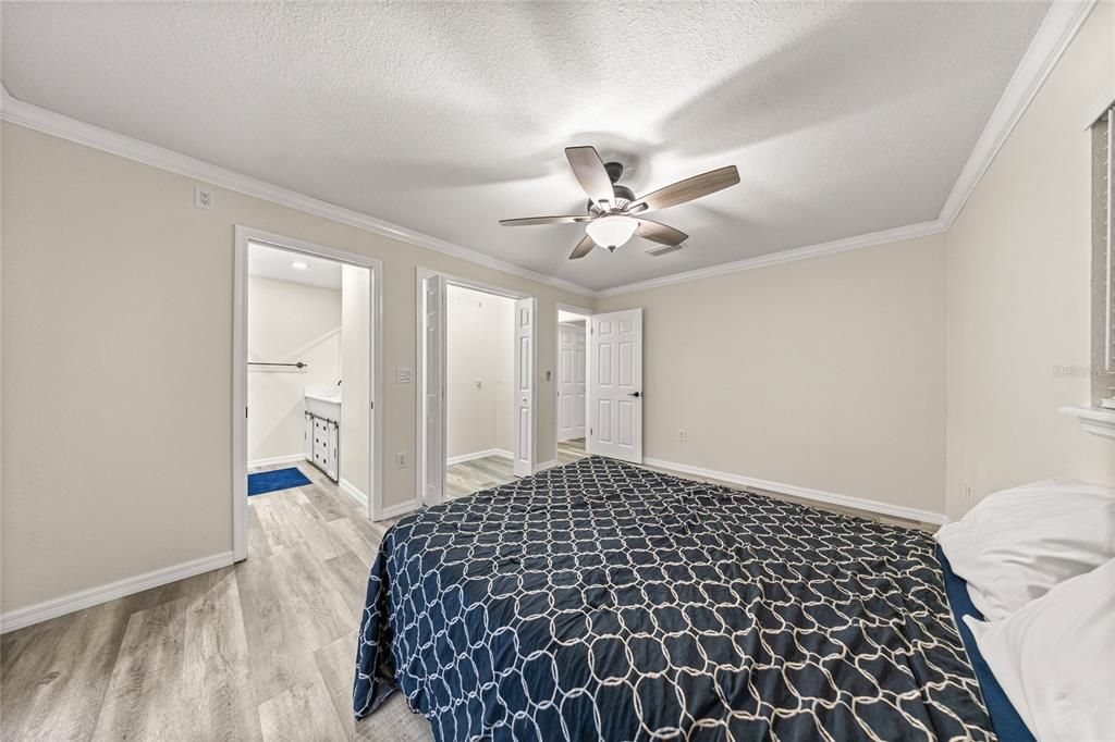 合同活跃: $370,000 (4 贝兹, 2 浴室, 2035 平方英尺)