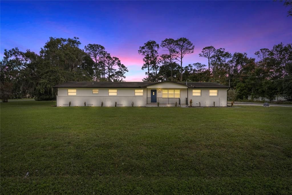 合同活跃: $370,000 (4 贝兹, 2 浴室, 2035 平方英尺)