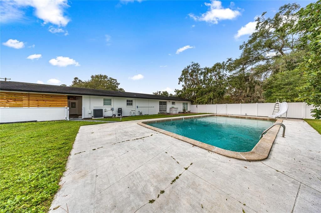 合同活跃: $370,000 (4 贝兹, 2 浴室, 2035 平方英尺)