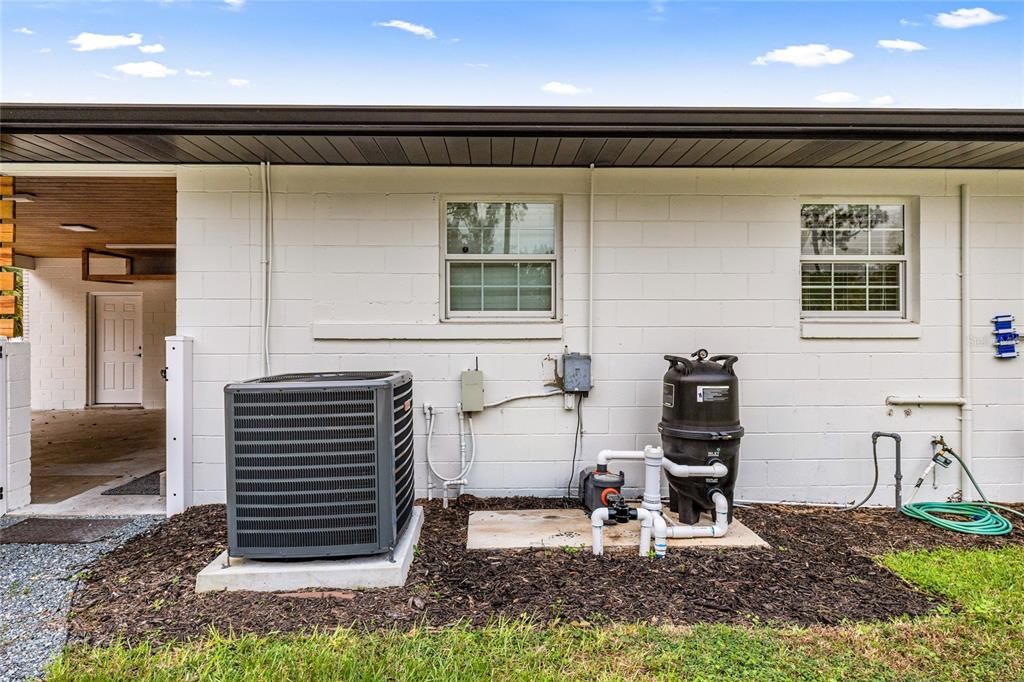 合同活跃: $370,000 (4 贝兹, 2 浴室, 2035 平方英尺)