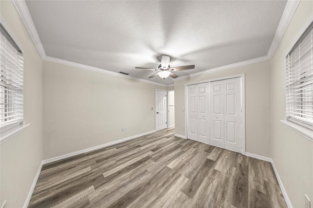 合同活跃: $370,000 (4 贝兹, 2 浴室, 2035 平方英尺)