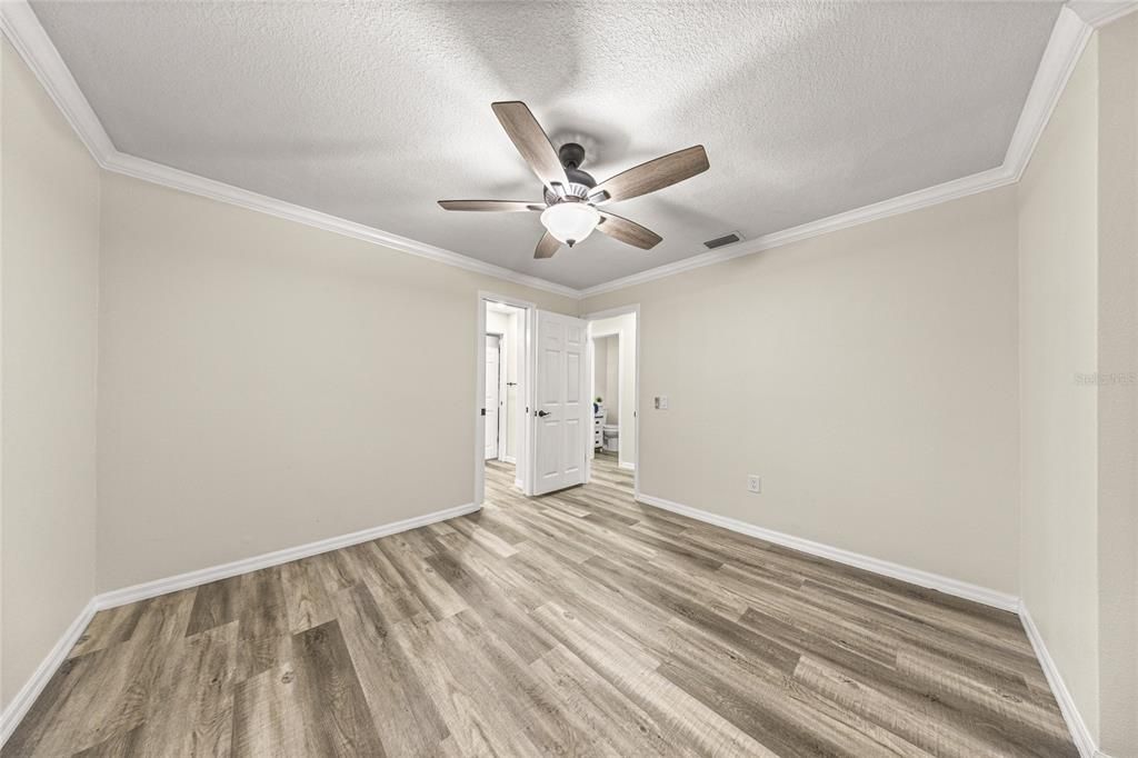 合同活跃: $370,000 (4 贝兹, 2 浴室, 2035 平方英尺)