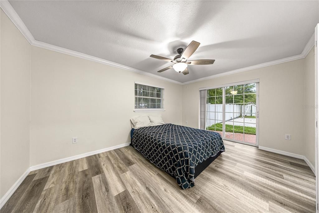 合同活跃: $370,000 (4 贝兹, 2 浴室, 2035 平方英尺)