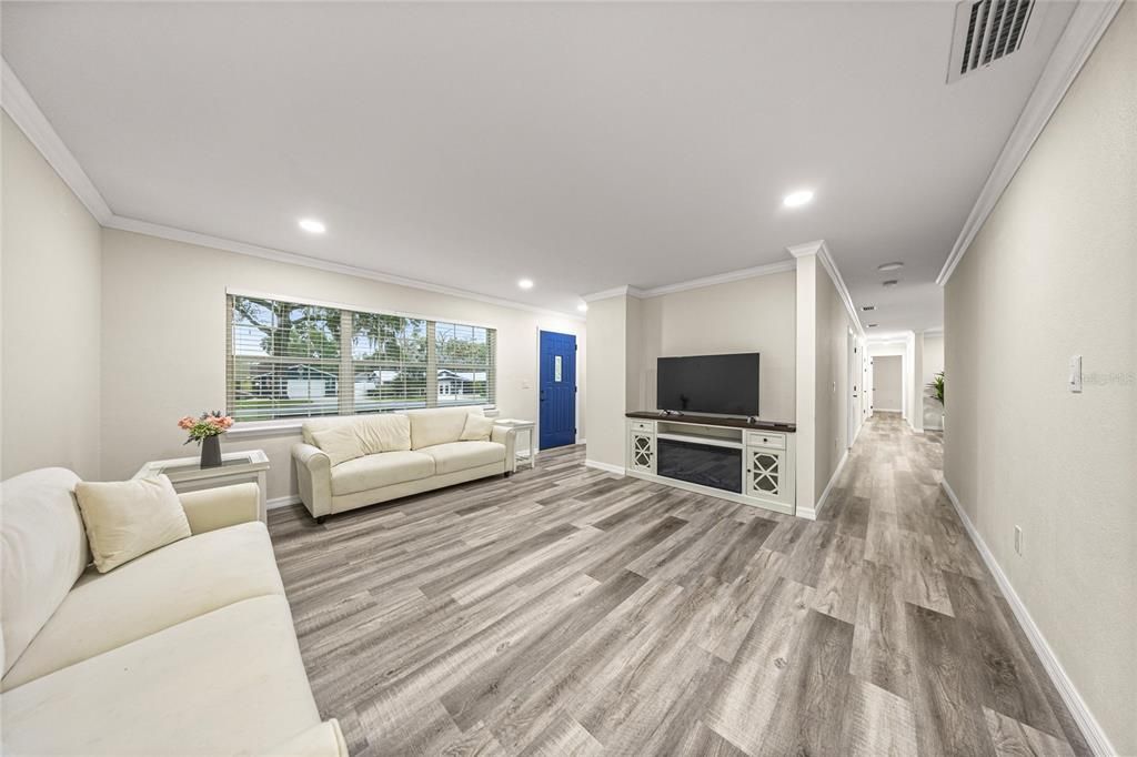 合同活跃: $370,000 (4 贝兹, 2 浴室, 2035 平方英尺)