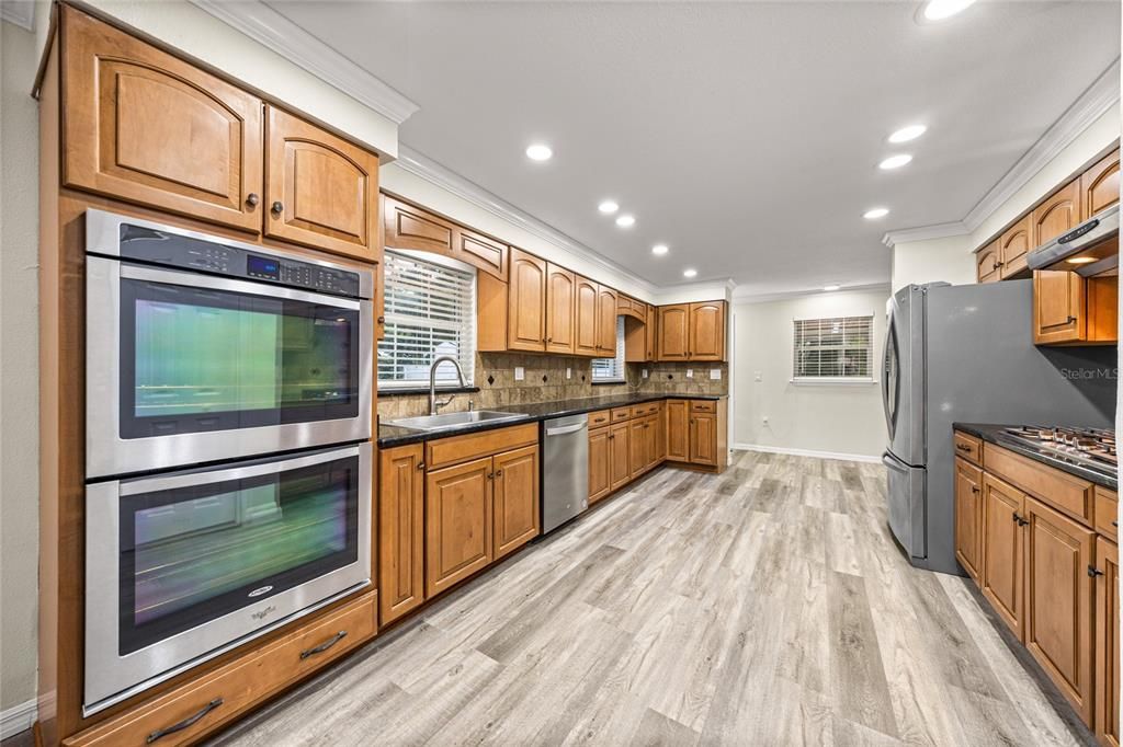 合同活跃: $370,000 (4 贝兹, 2 浴室, 2035 平方英尺)