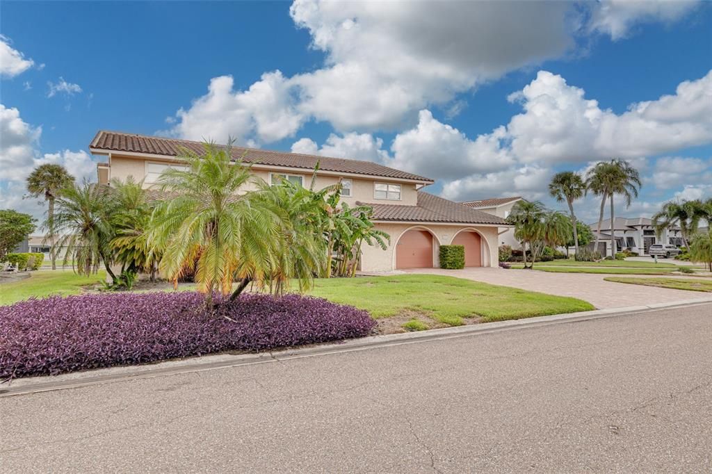 For Sale: $1,850,000 (5 beds, 4 baths, 3430 Square Feet)