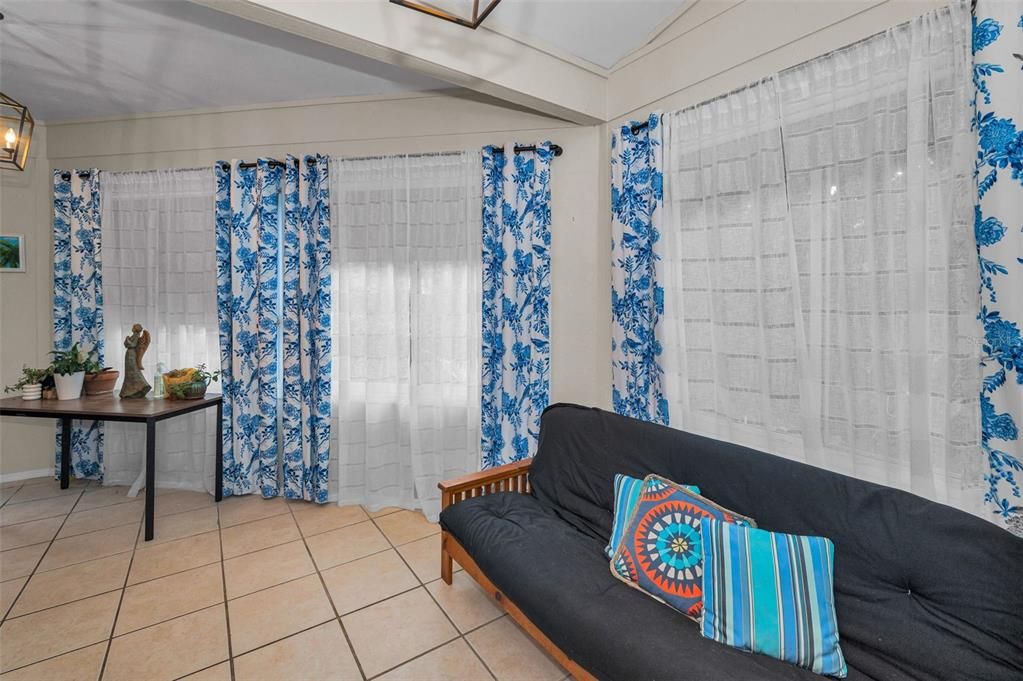 Под контрактом: $399,000 (3 спален, 2 ванн, 2023 Квадратных фут)